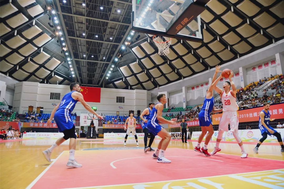 平博APP-淘汰赛巅峰对决！钱塘独角兽队险胜燕山鲨队队，排球赛场再起波澜；边后卫成为亮点